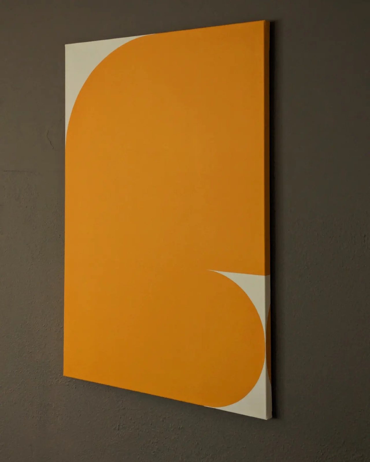 Love my new warm grey wall, 2023 · Peintures · Eric Lugtigheid (2/3)